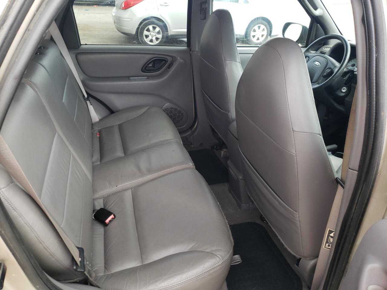 Photo 6 from auction – 2001 FORD ESCAPE XLT with VIN 1FMYU03101KB82022