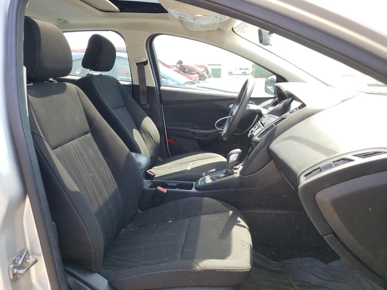 Foto 5 de la subasta – 2017 FORD FOCUS SEL con VIN 1FADP3H26HL322503