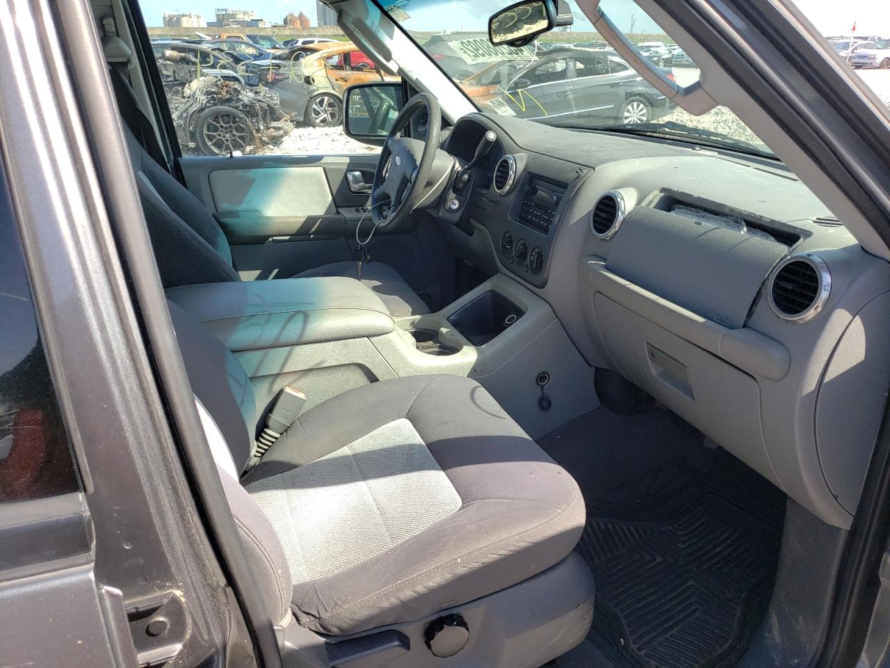 Photo 5 from auction – 2004 FORD EXPEDITION with VIN 1FMRU15W34LA62460