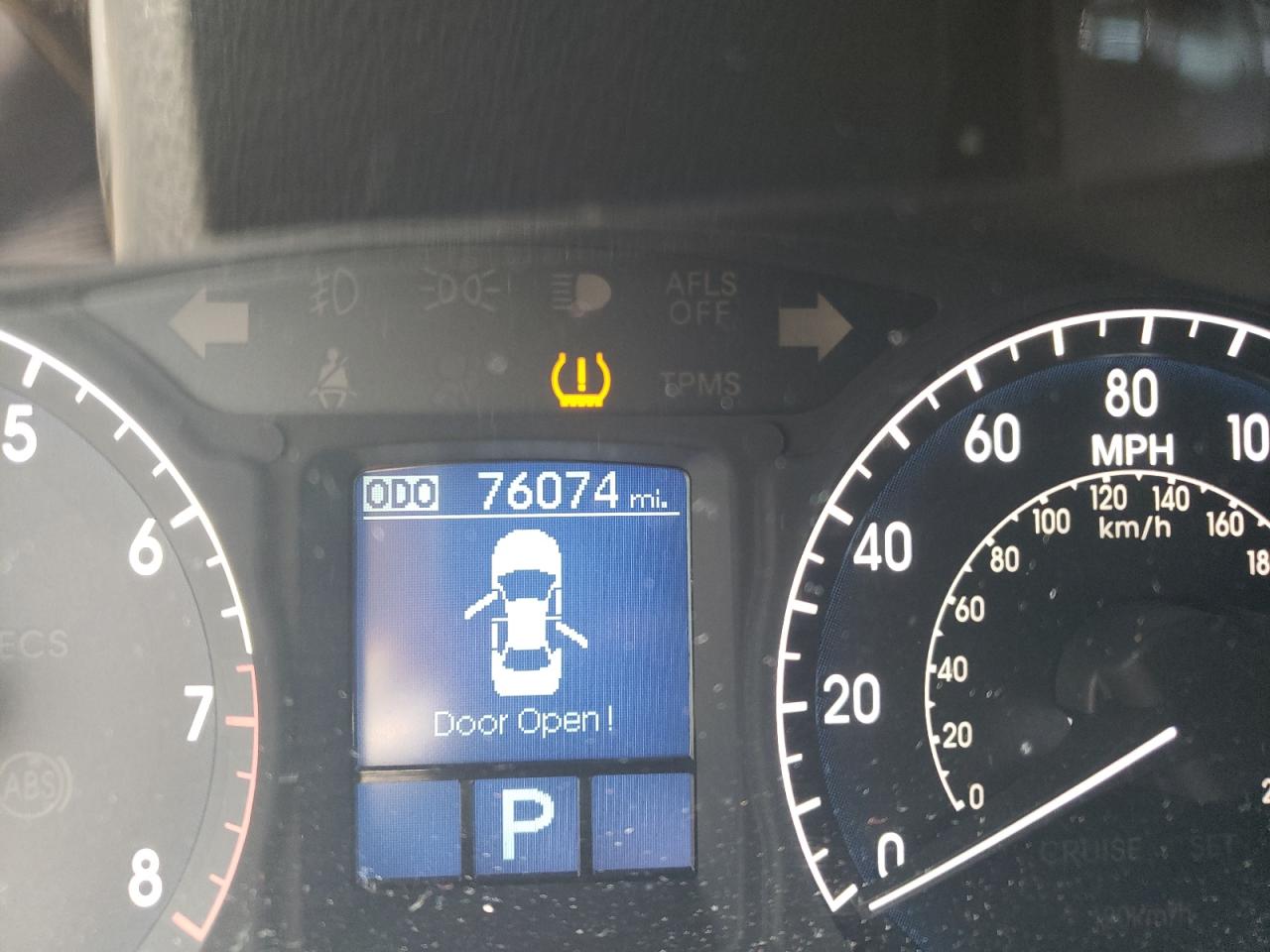 Photo 8 from auction – 2010 HYUNDAI GENESIS 4. with VIN KMHGC4DF8AU097112