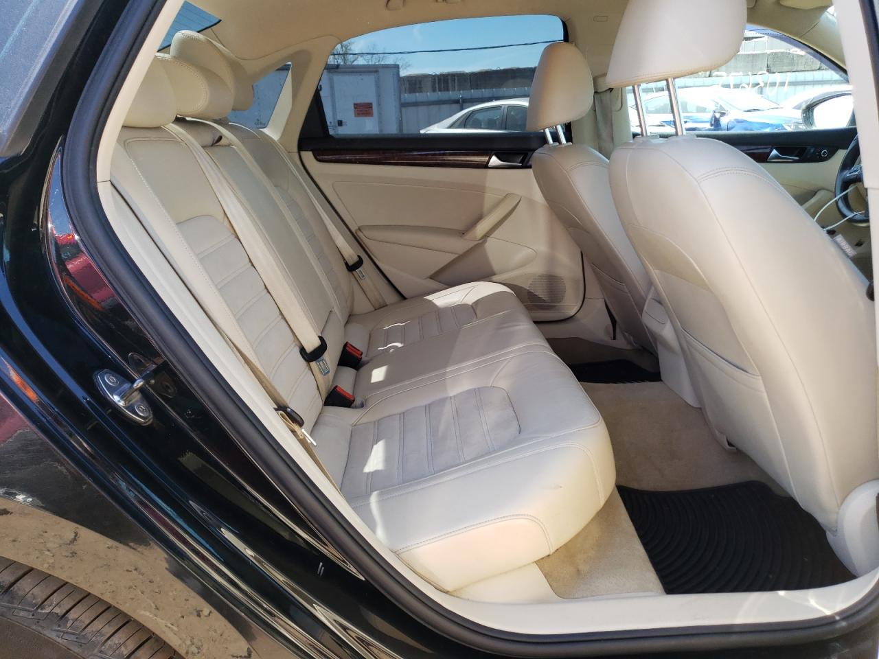 Photo 6 from auction – 2012 VOLKSWAGEN PASSAT SEL with VIN 1VWCN7A37CC002893