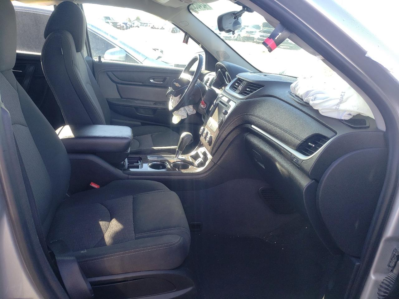 Photo 5 from auction – 2017 CHEVROLET TRAVERSE L with VIN 1GNKVGKD3HJ310532