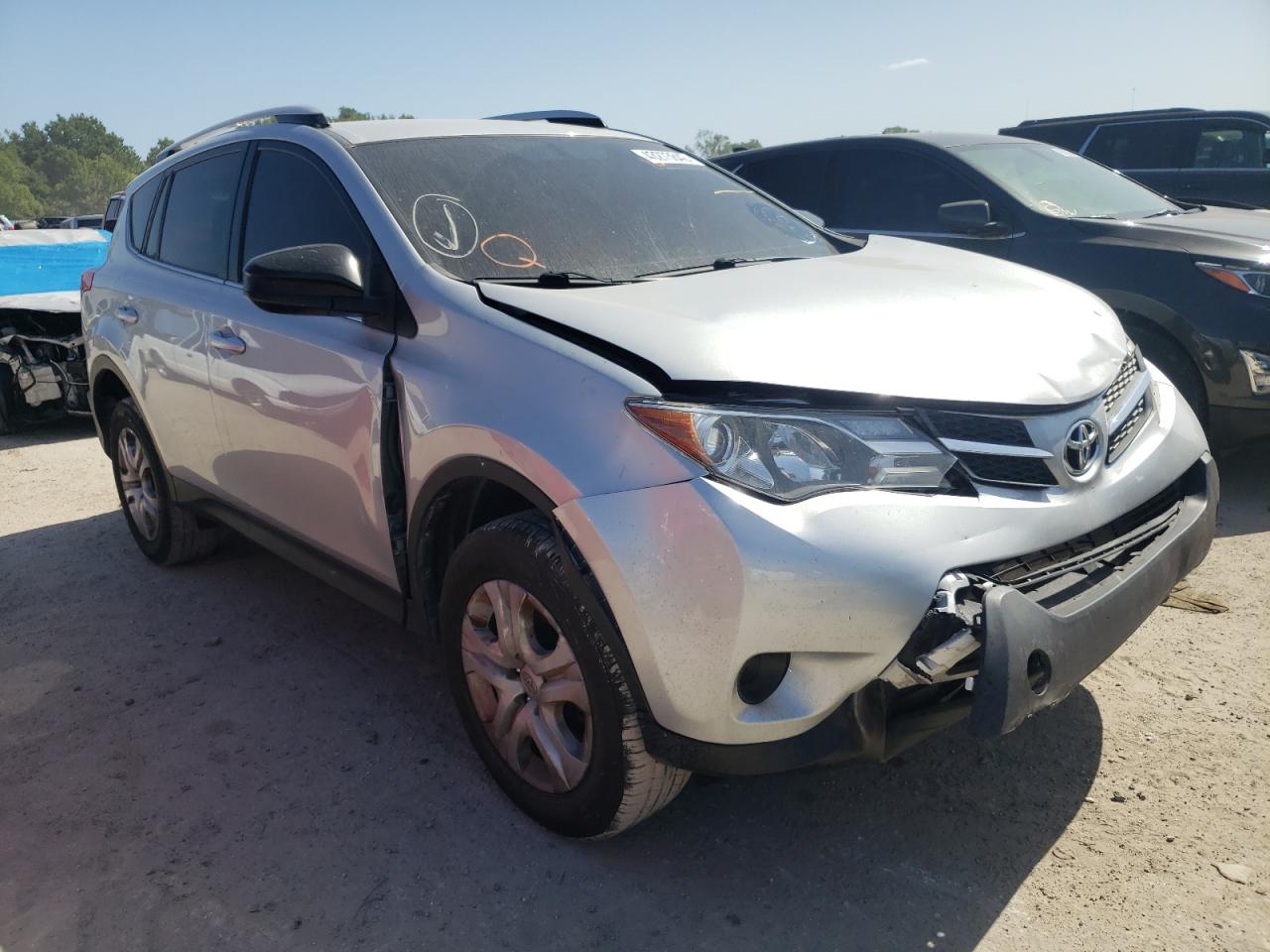 TOYOTA RAV4 LE 2015 with VIN JTMZFREV7FJ055823 - Photo from auction