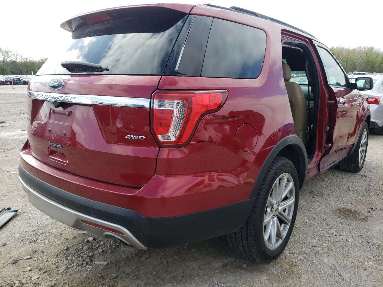 Photo 4 from auction – 2017 FORD EXPLORER L with VIN 1FM5K8F8XHGB83918