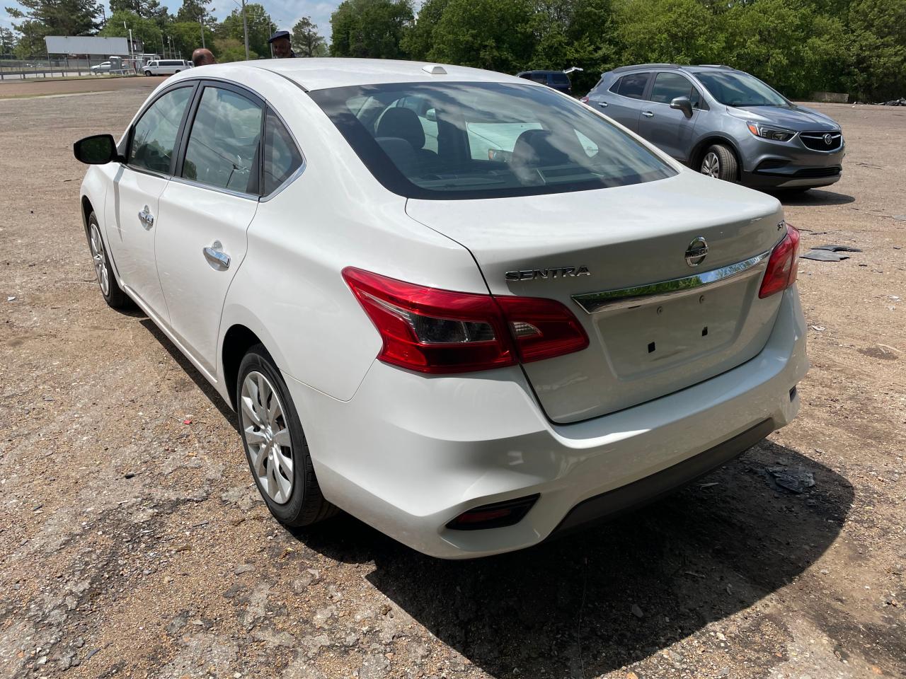 Photo 3 from auction – 2016 NISSAN SENTRA S with VIN 3N1AB7AP2GL647485