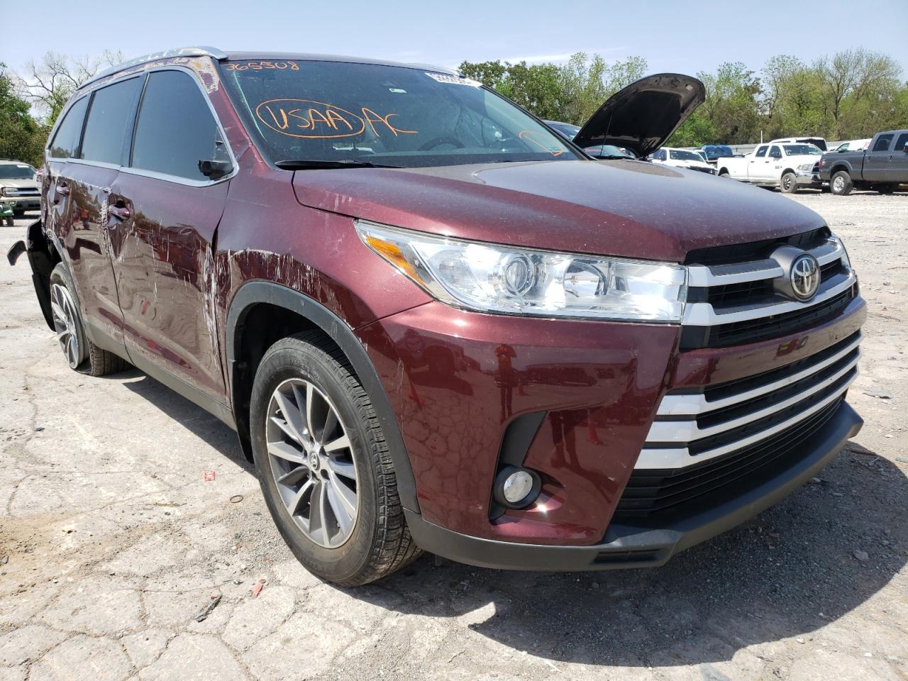 TOYOTA HIGHLANDER 2019 with VIN 5TDKZRFH6KS365508 - Photo from auction