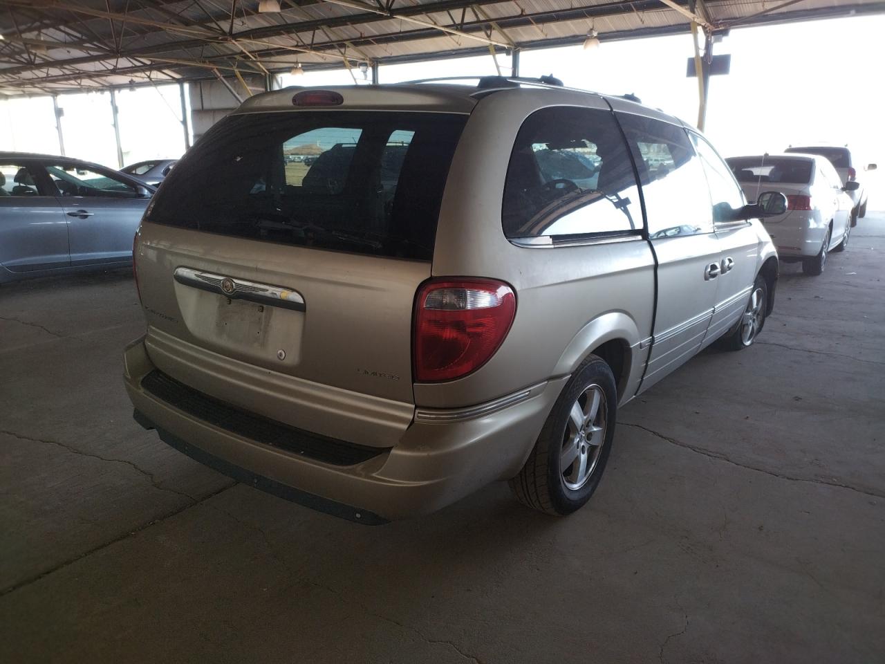 Photo 4 from auction – 2005 CHRYSLER TOWN & COU with VIN 2C8GP64L65R430385