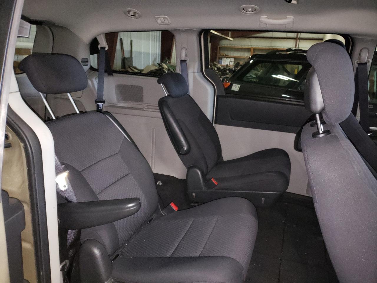 Photo 6 from auction – 2010 DODGE GRAND CARA with VIN 2D4RN4DE3AR425261