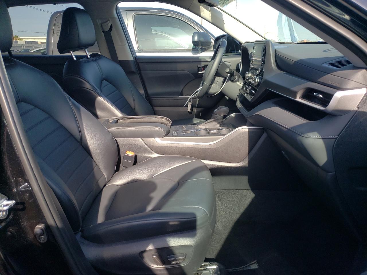Photo 5 from auction – 2022 TOYOTA HIGHLANDER with VIN 5TDGZRAH9NS098964