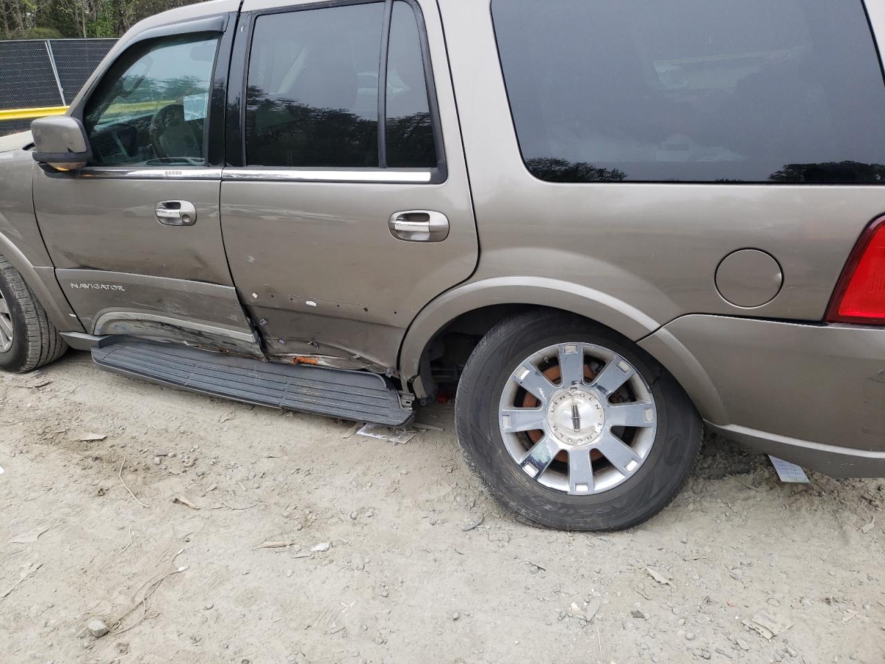 Photo 9 from auction – 2004 LINCOLN NAVIGATOR with VIN 5LMFU28R84LJ39044