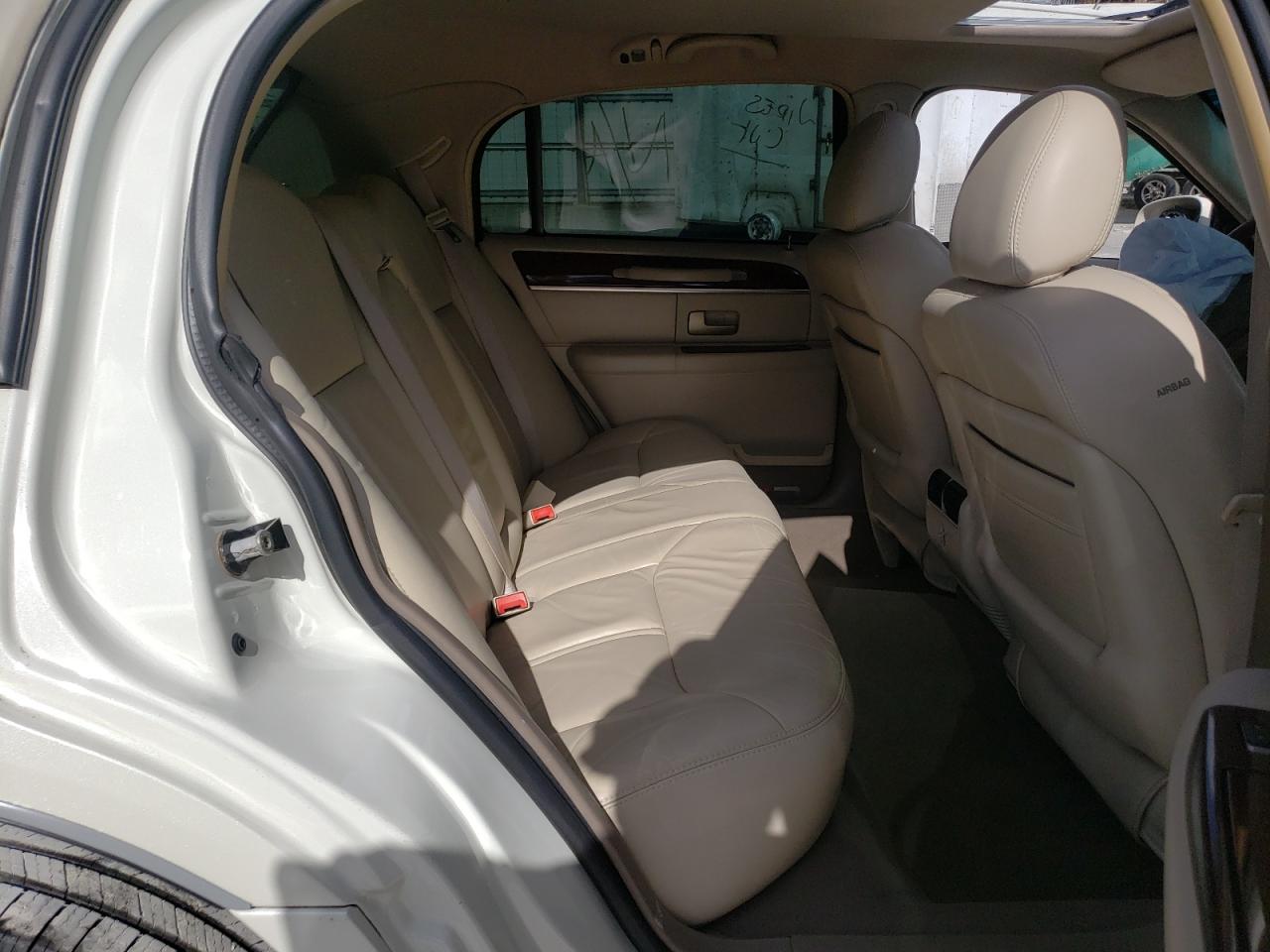 Photo 6 from auction – 2005 LINCOLN TOWN CAR S with VIN 1LNHM82W45Y623102