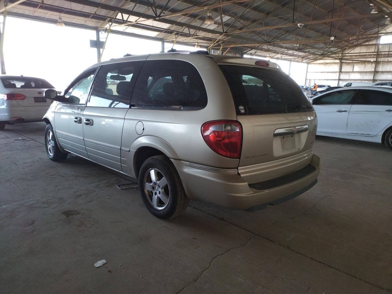 Photo 3 from auction – 2005 CHRYSLER TOWN & COU with VIN 2C8GP64L65R430385