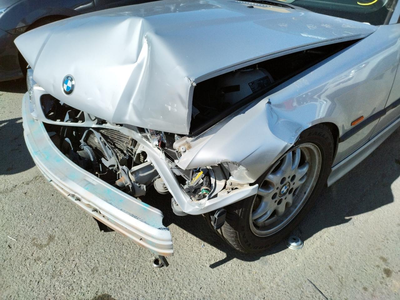 Photo 9 from auction – 1999 BMW 323 IS with VIN WBABF7339XEH42982
