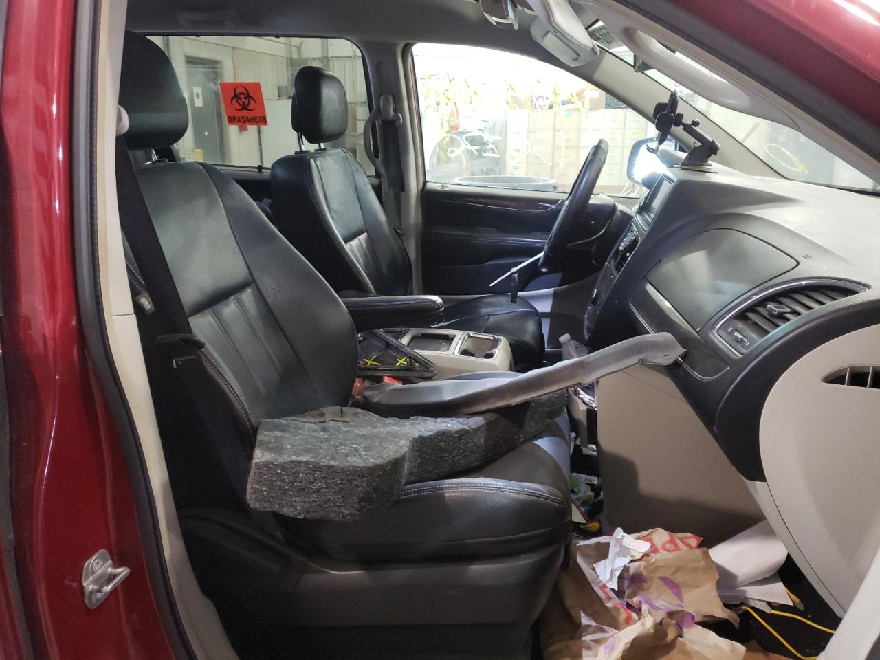 Photo 5 from auction – 2014 CHRYSLER TOWN & COU with VIN 2C4RC1BG5ER359873