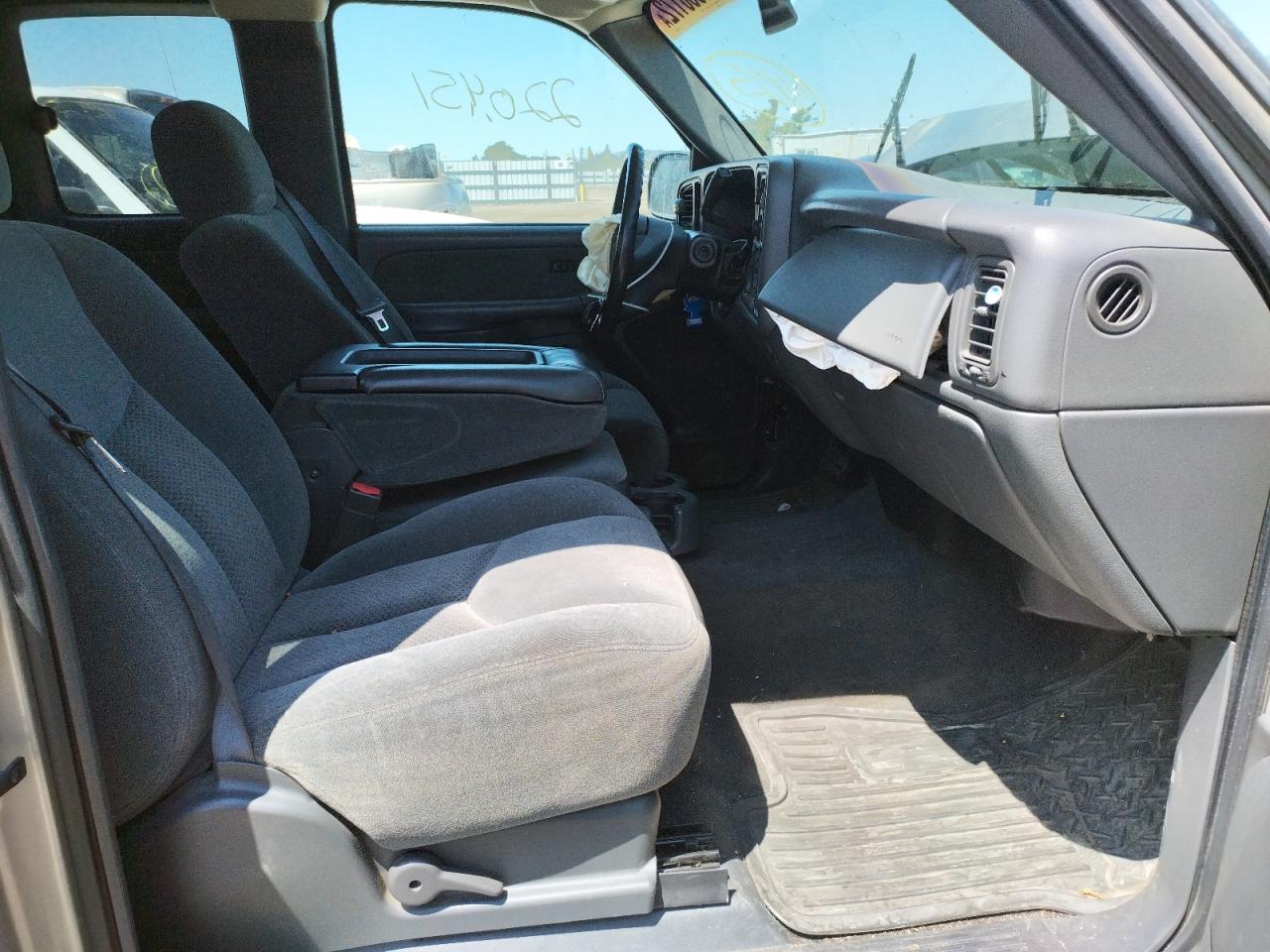 Photo 5 from auction – 2003 CHEVROLET SILVERADO with VIN 2GCEC19V231326019