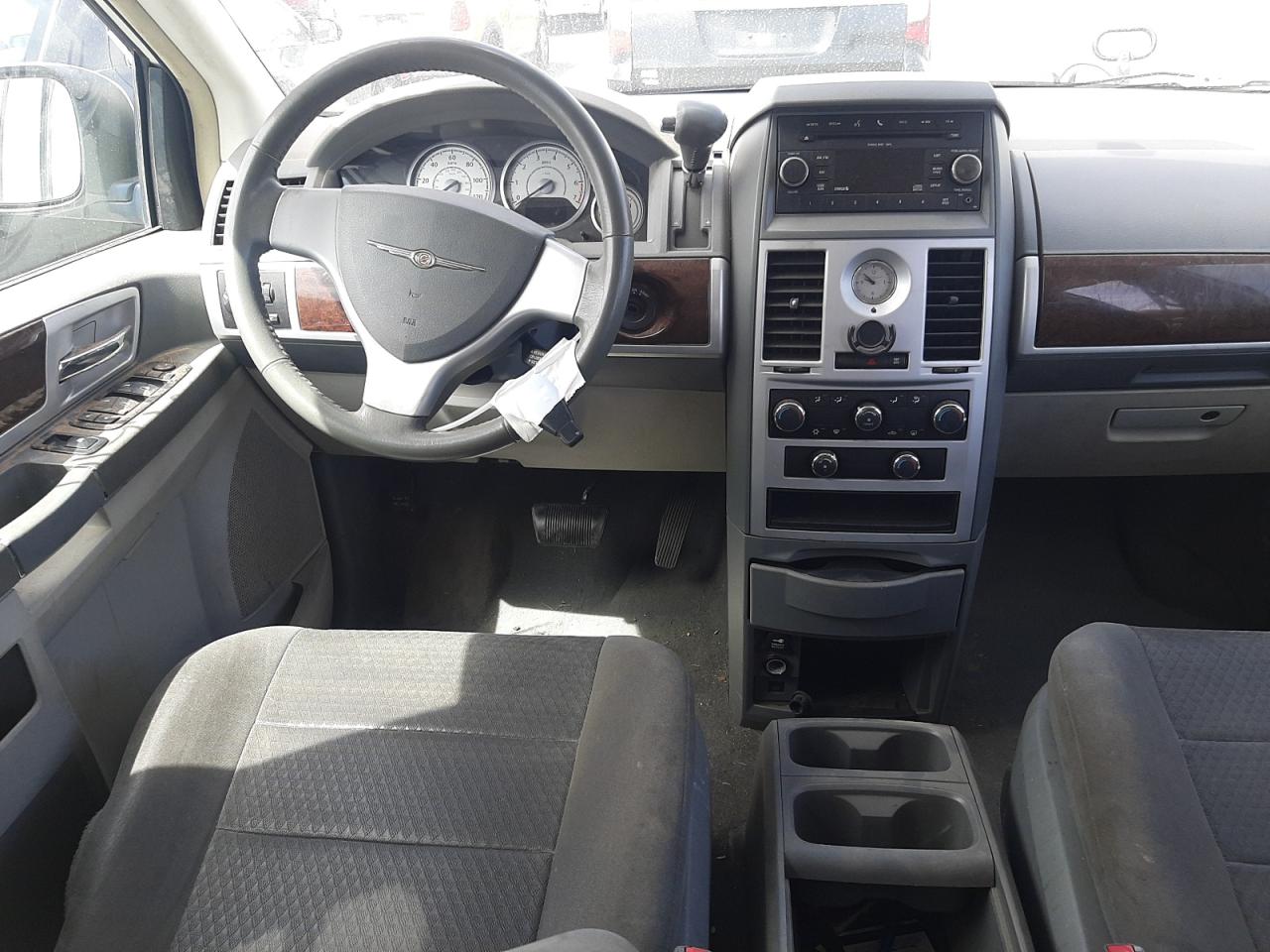 Photo 9 from auction – 2010 CHRYSLER TOWN & COU with VIN 2A4RR5D10AR493211