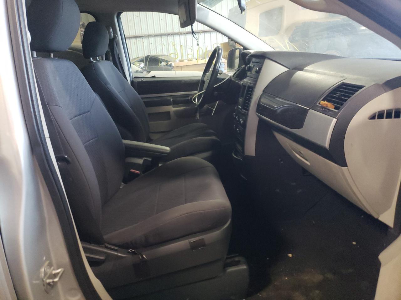 Photo 5 from auction – 2010 DODGE GRAND CARA with VIN 2D4RN5D15AR111677
