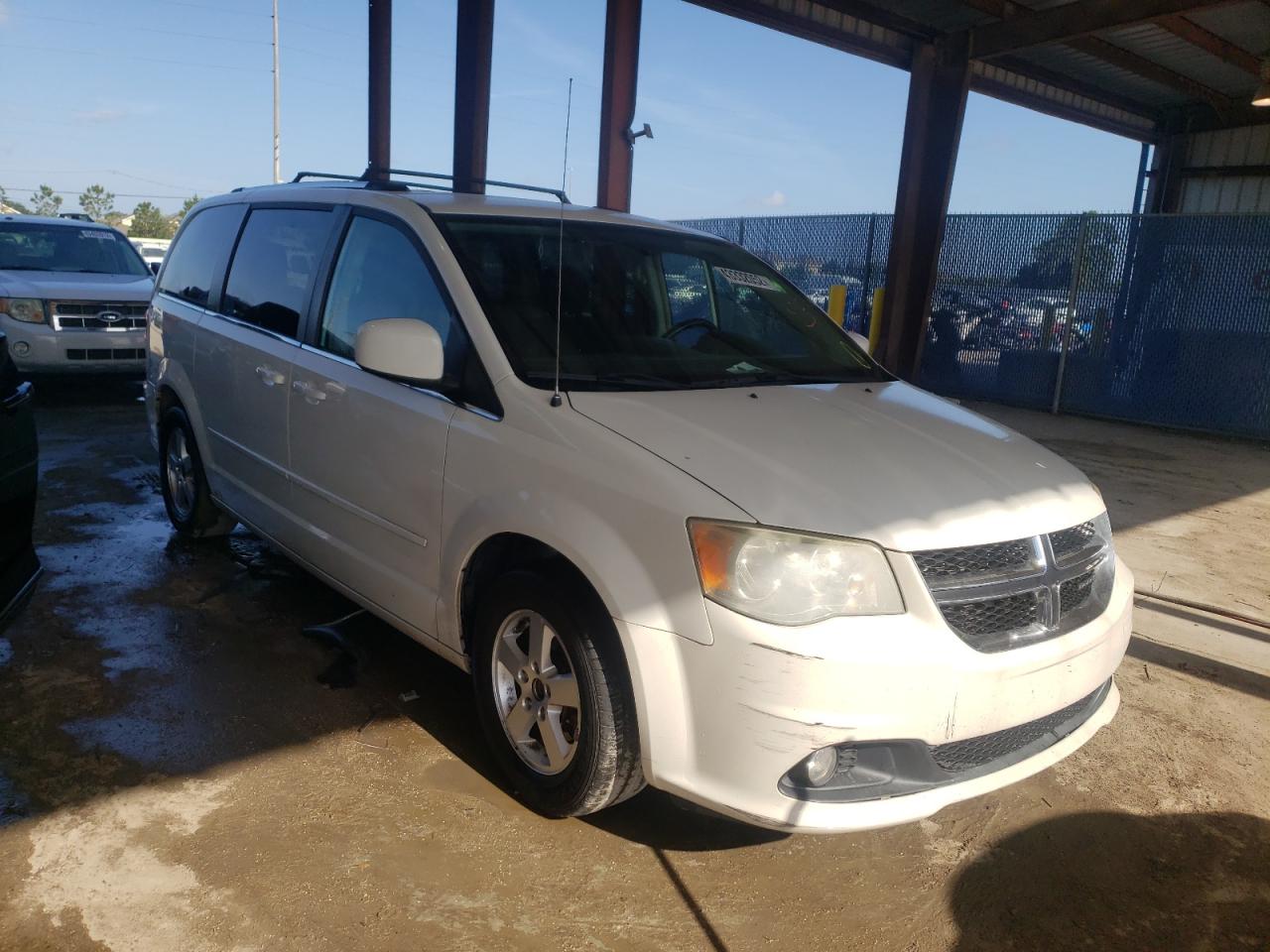 DODGE GRAND CARA 2011 with VIN 2D4RN5DG9BR672065 - Photo from auction