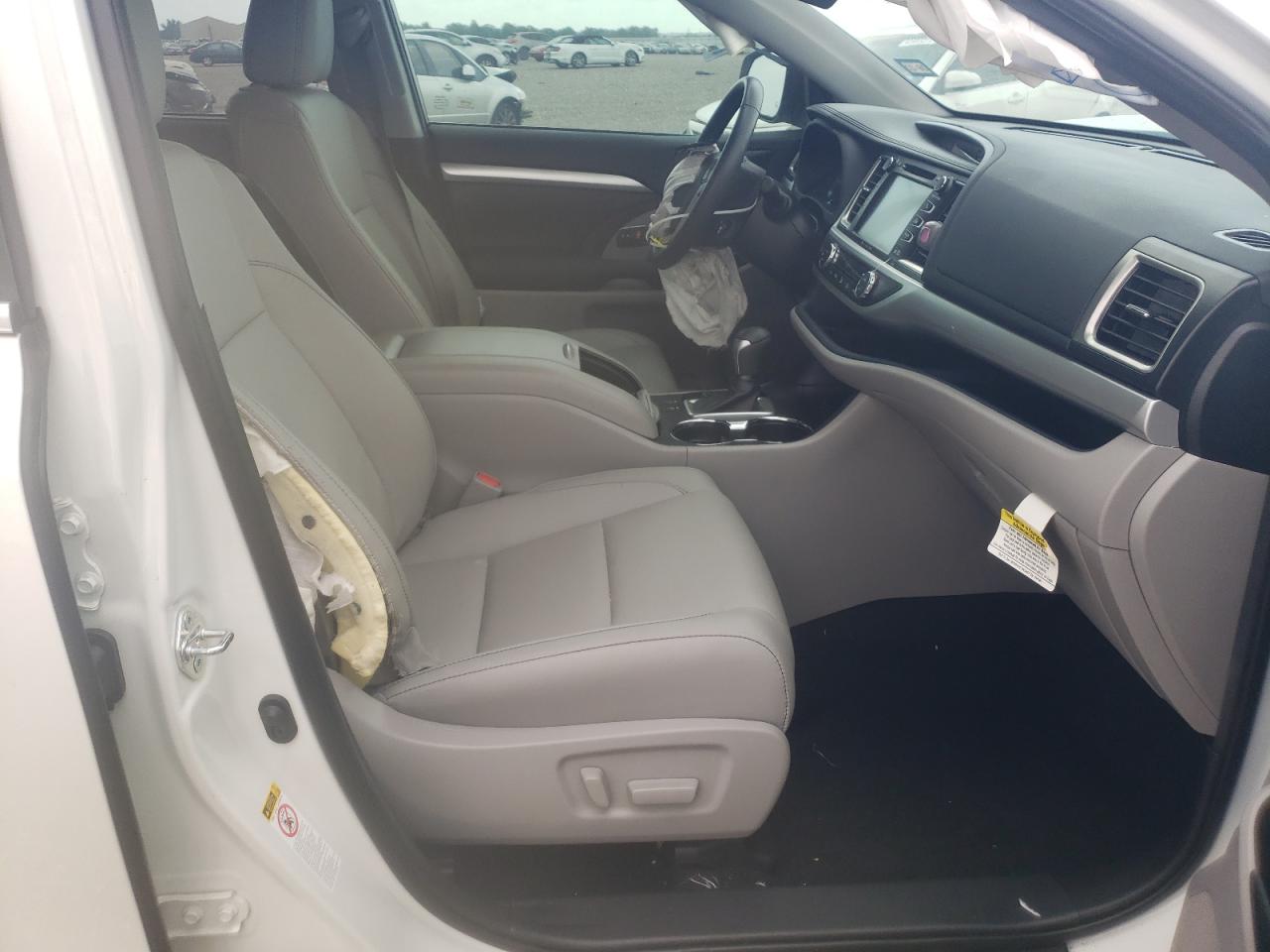 Photo 5 from auction – 2019 TOYOTA HIGHLANDER with VIN 5TDKZRFH0KS565705