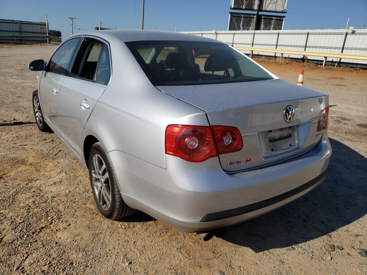 Photo 3 from auction – 2006 VOLKSWAGEN JETTA 2.5 with VIN 3VWRF71K56M622496