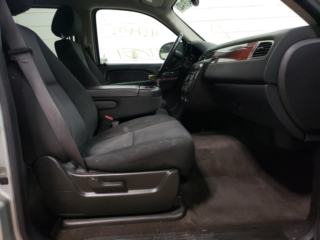 Photo 5 from auction – 2011 CHEVROLET SUBURBAN K with VIN 1GNSKHE37BR103653
