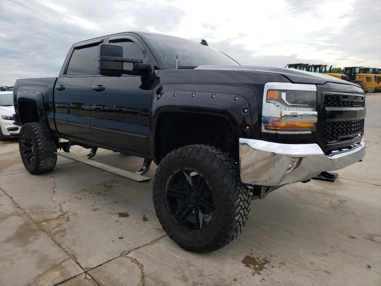 CHEVROLET SILVERADO 2018 with VIN 3GCPCREC4JG195885 - Photo from auction