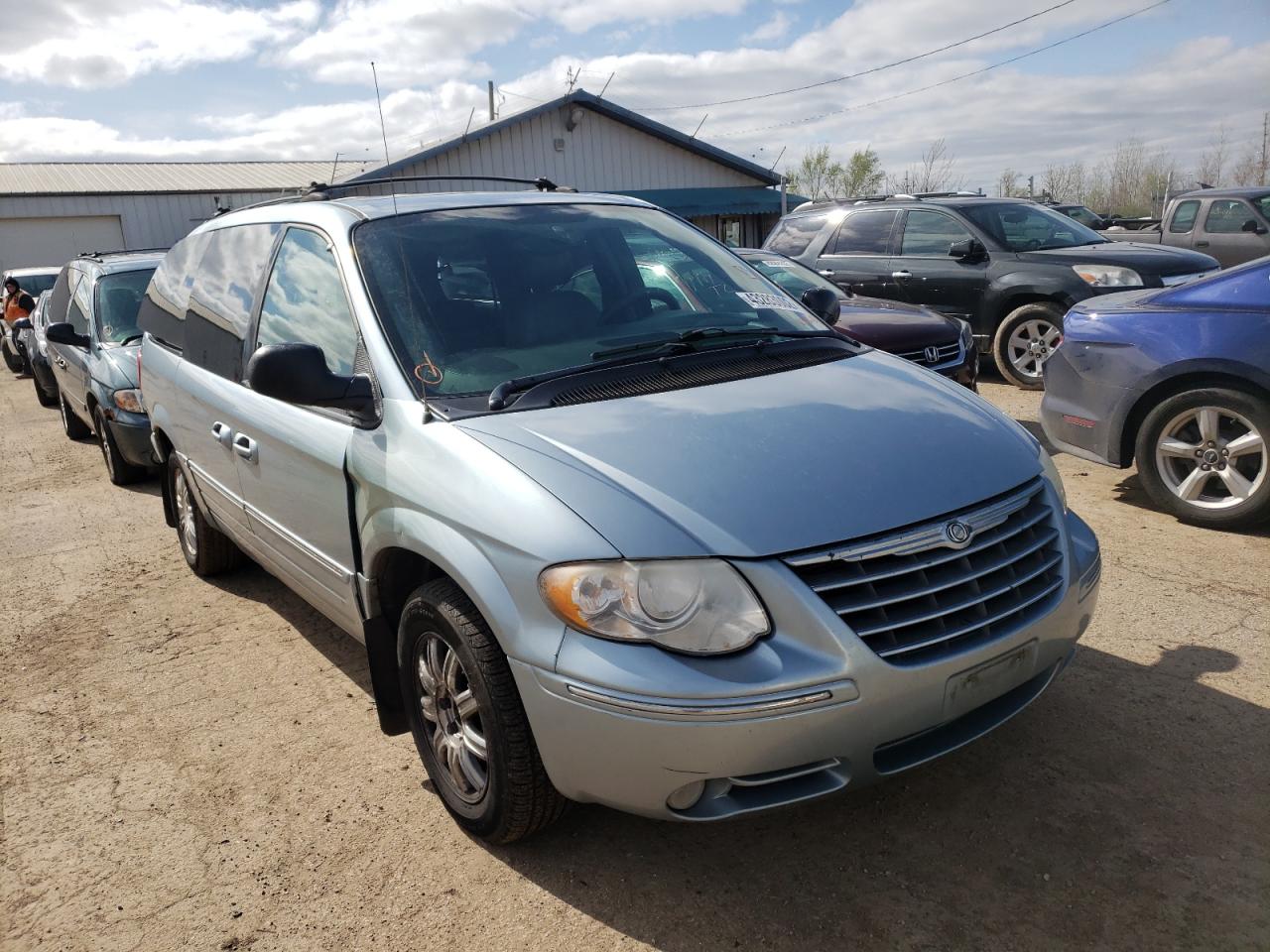 Photo 1 from auction – 2005 CHRYSLER TOWN & COU with VIN 2C8GP54L75R131823