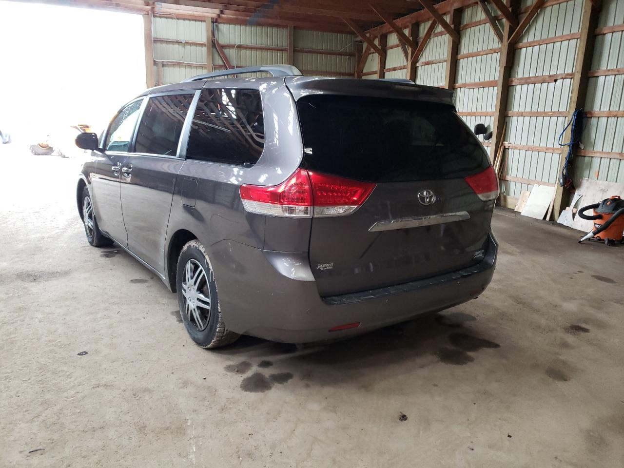 Photo 3 from auction – 2011 TOYOTA SIENNA XLE with VIN 5TDDK3DC2BS019666