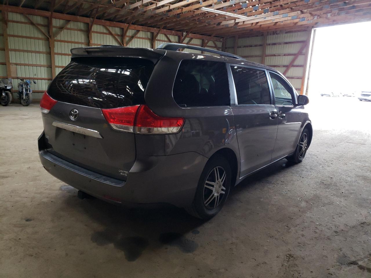 Photo 4 from auction – 2011 TOYOTA SIENNA XLE with VIN 5TDDK3DC2BS019666