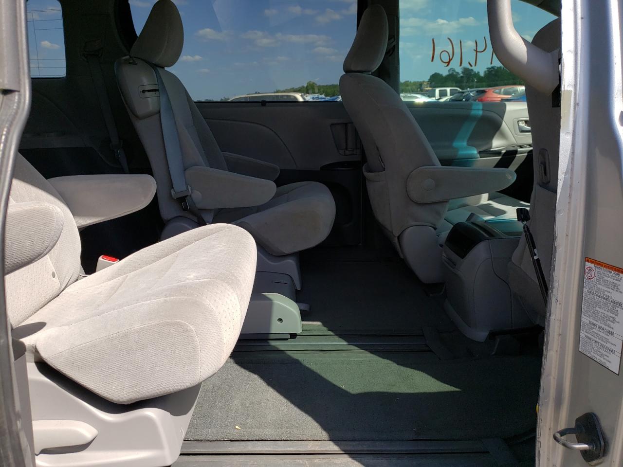 Photo 6 from auction – 2015 TOYOTA SIENNA LE with VIN 5TDKK3DC5FS564953