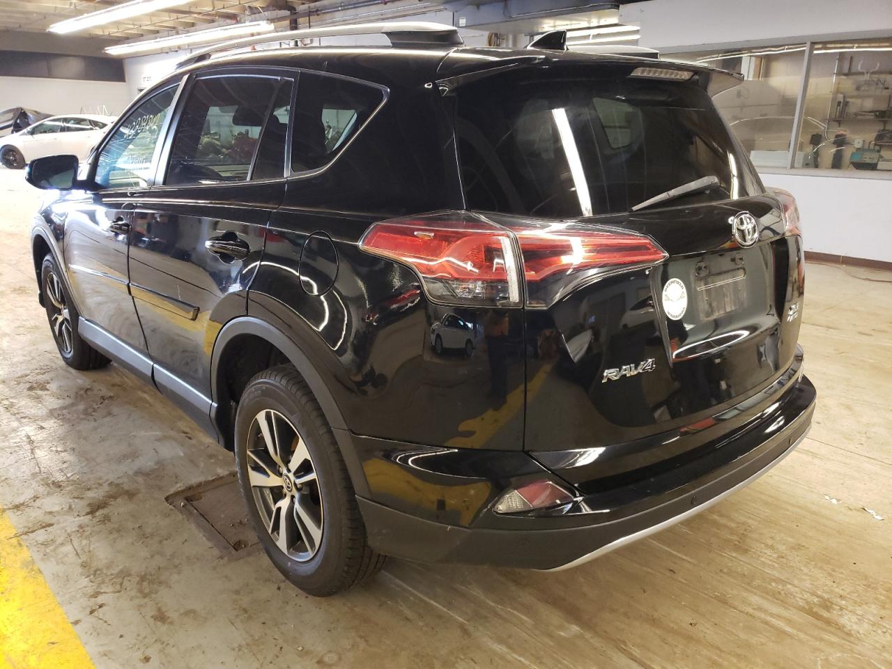 Photo 3 from auction – 2017 TOYOTA RAV4 XLE with VIN 2T3RFREV7HW682364