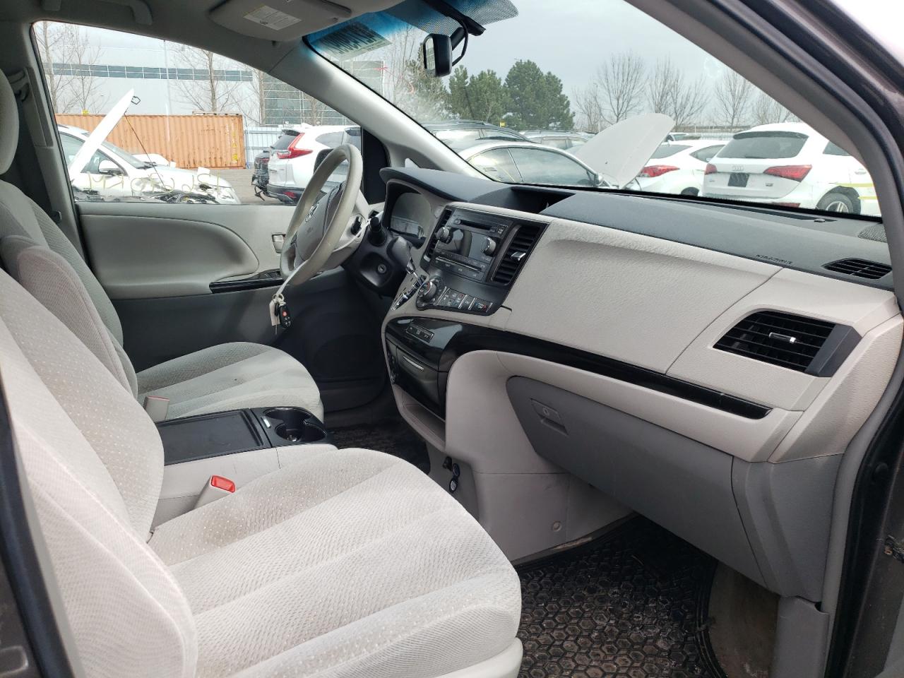 Photo 5 from auction – 2014 TOYOTA SIENNA LE with VIN 5TDKK3DC2ES511657