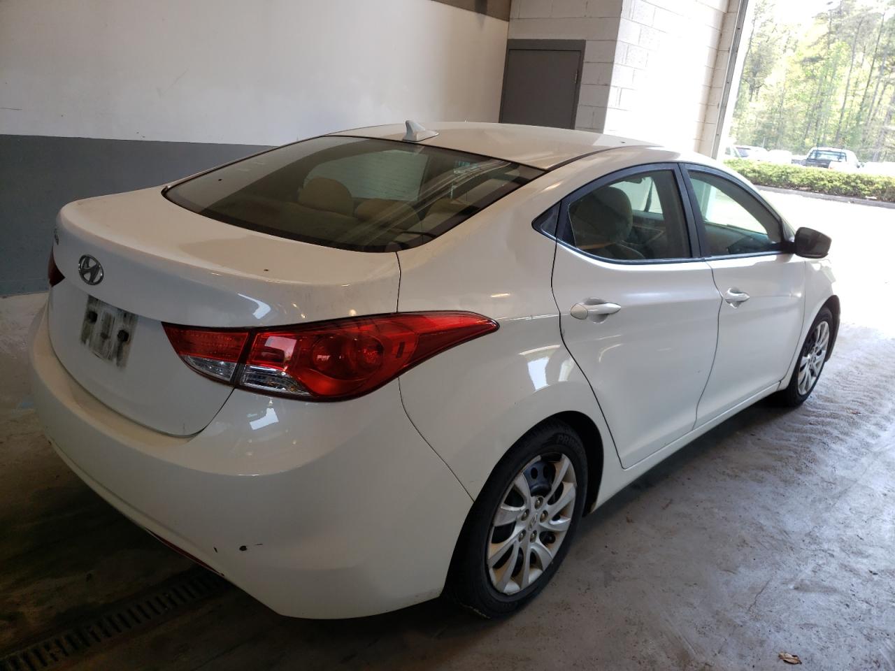 Photo 4 from auction – 2011 HYUNDAI ELANTRA GL with VIN 5NPDH4AE6BH014499