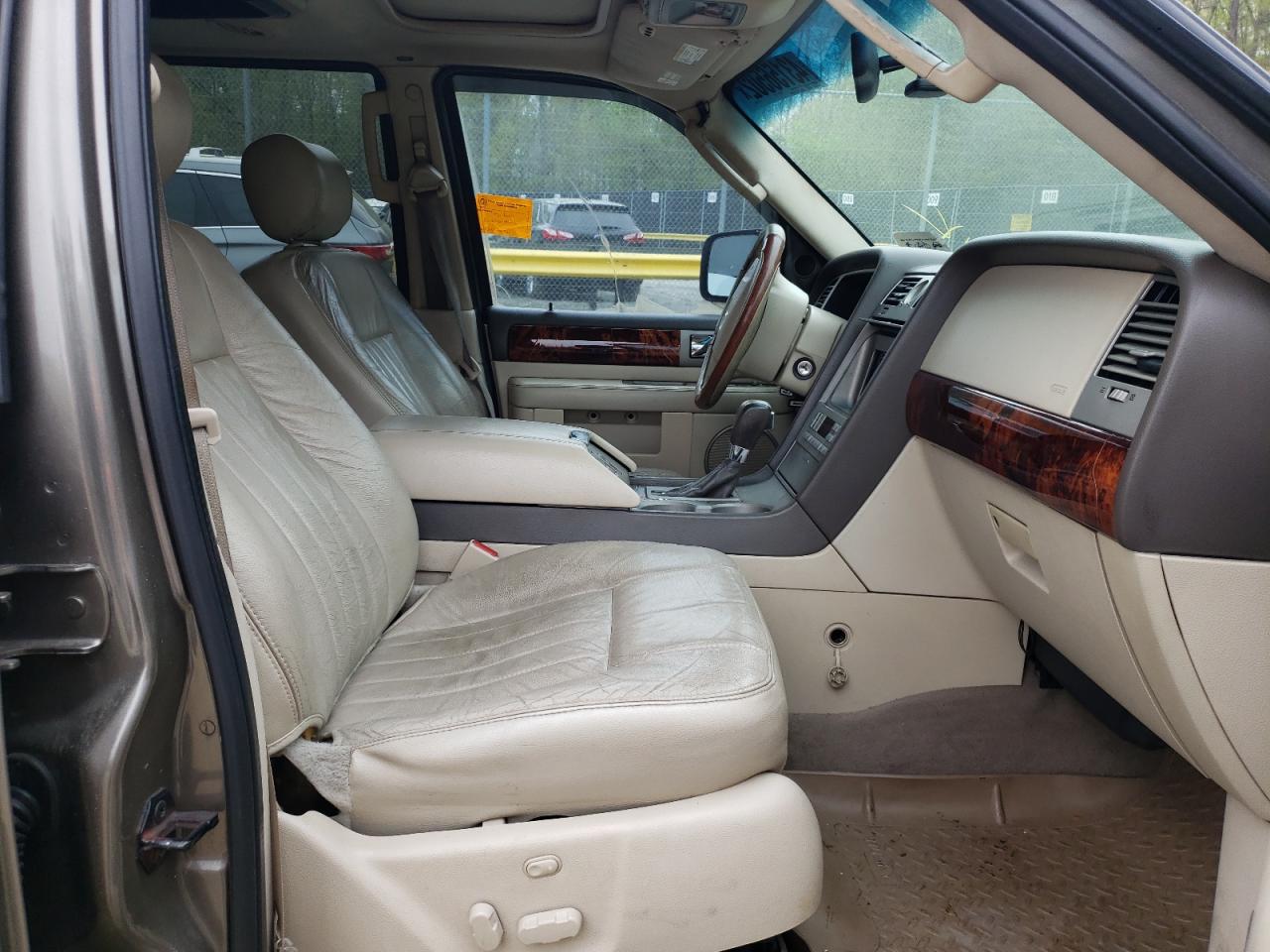 Photo 5 from auction – 2004 LINCOLN NAVIGATOR with VIN 5LMFU28R84LJ39044