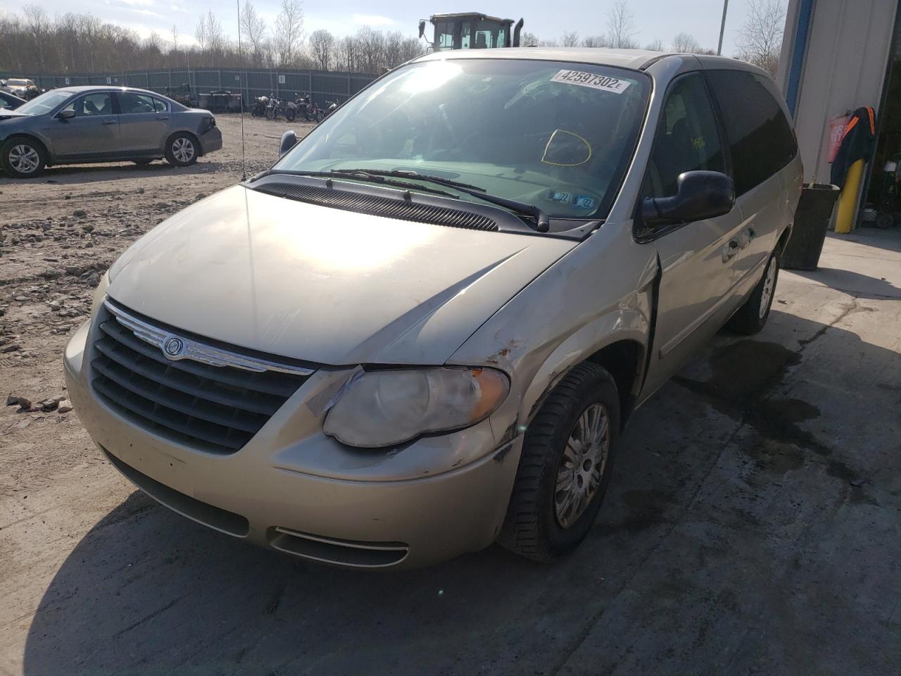 Photo 2 from auction – 2005 CHRYSLER TOWN & COU with VIN 2C4GP44R75R217987