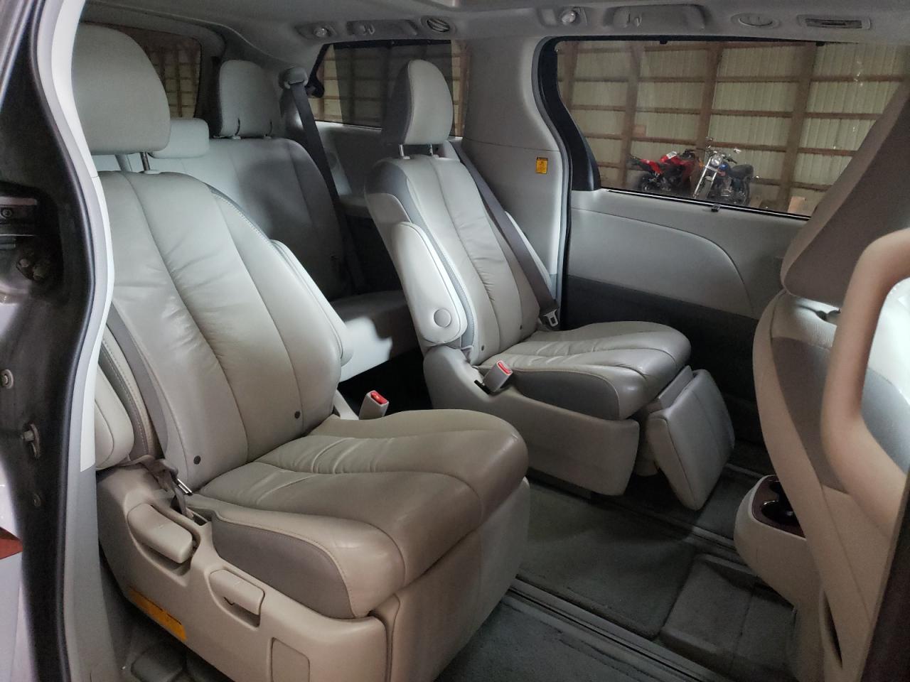 Photo 6 from auction – 2011 TOYOTA SIENNA XLE with VIN 5TDDK3DC2BS019666