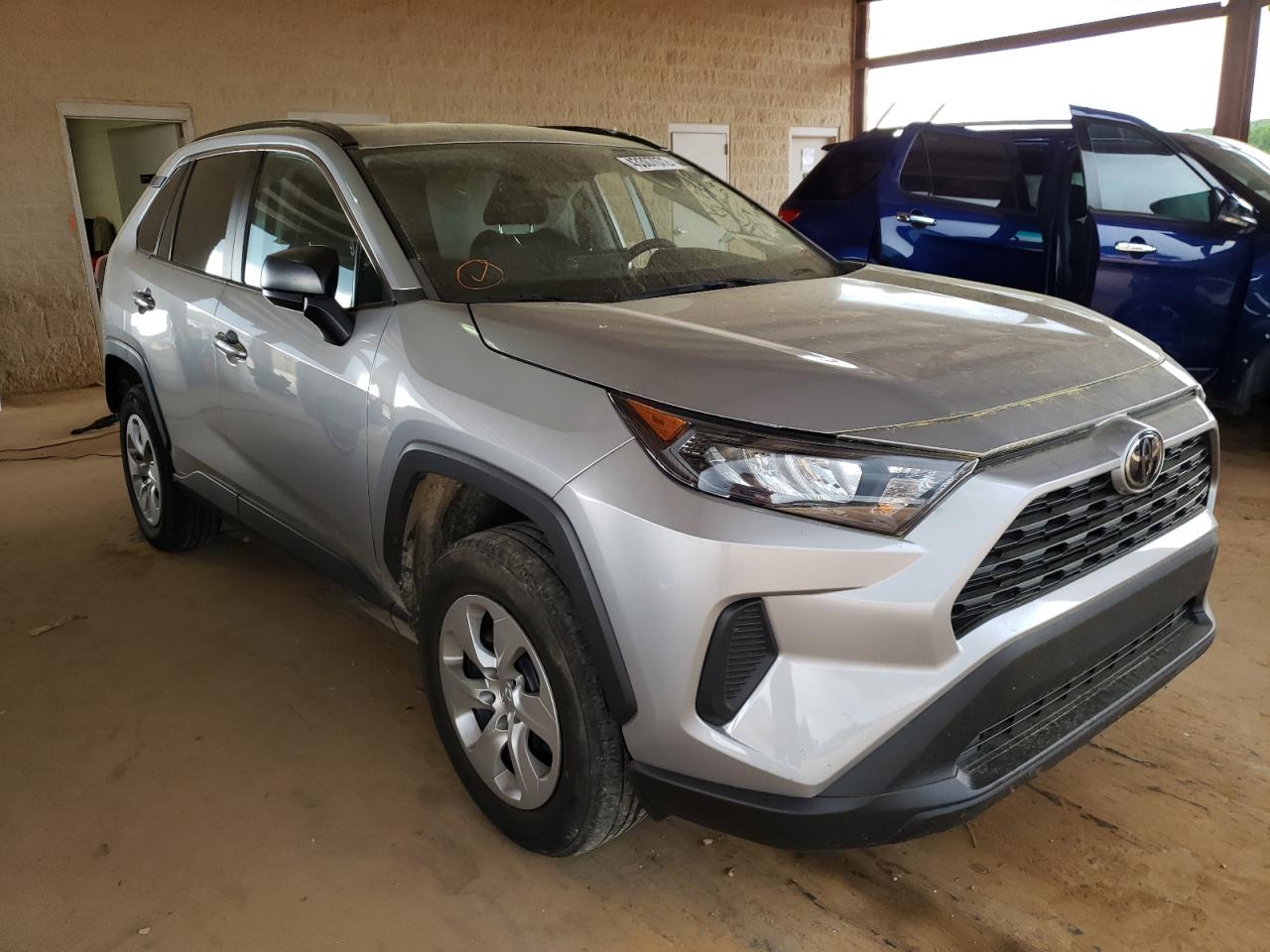 Photo 1 from auction – 2019 TOYOTA RAV4 LE with VIN 2T3H1RFV5KW031797