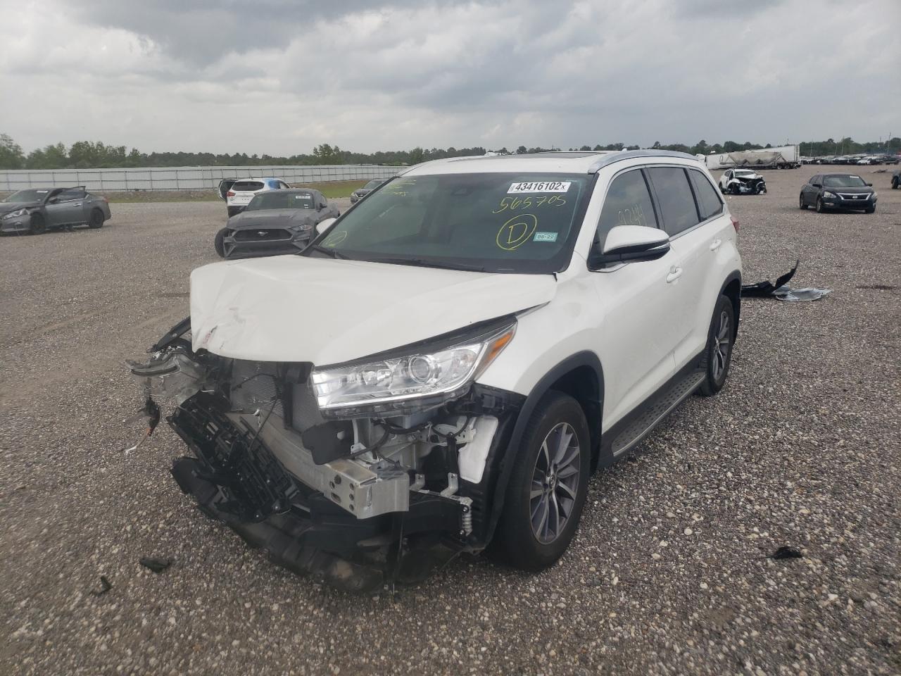 Photo 2 from auction – 2019 TOYOTA HIGHLANDER with VIN 5TDKZRFH0KS565705