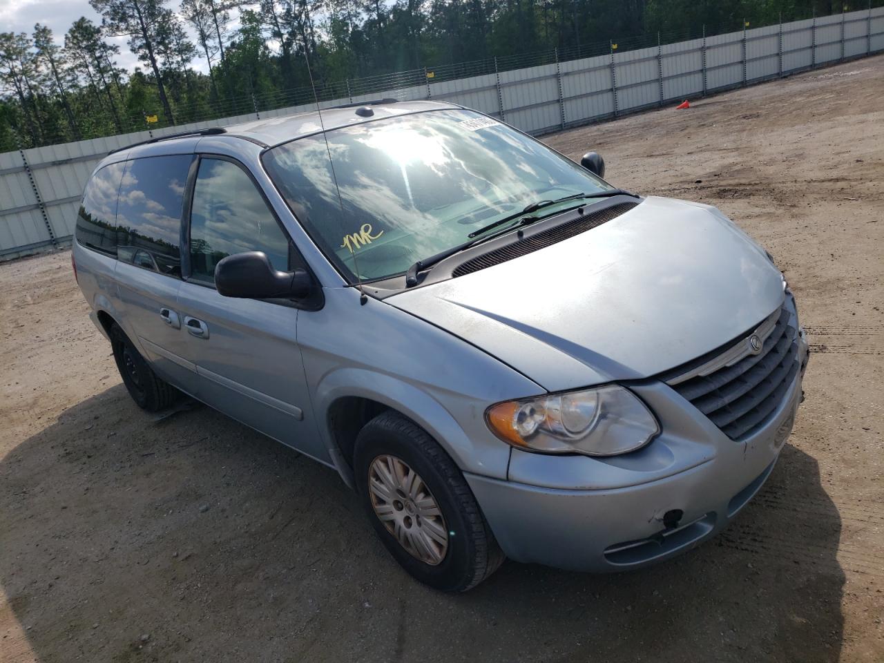 CHRYSLER TOWN & COU 2005 with VIN 2C4GP44R55R590798 - Photo from auction