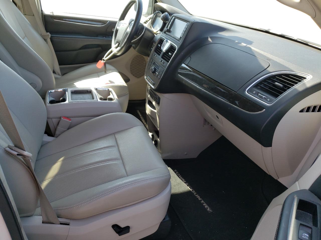 Photo 5 from auction – 2011 CHRYSLER TOWN & COU with VIN 2A4RR8DG9BR676839