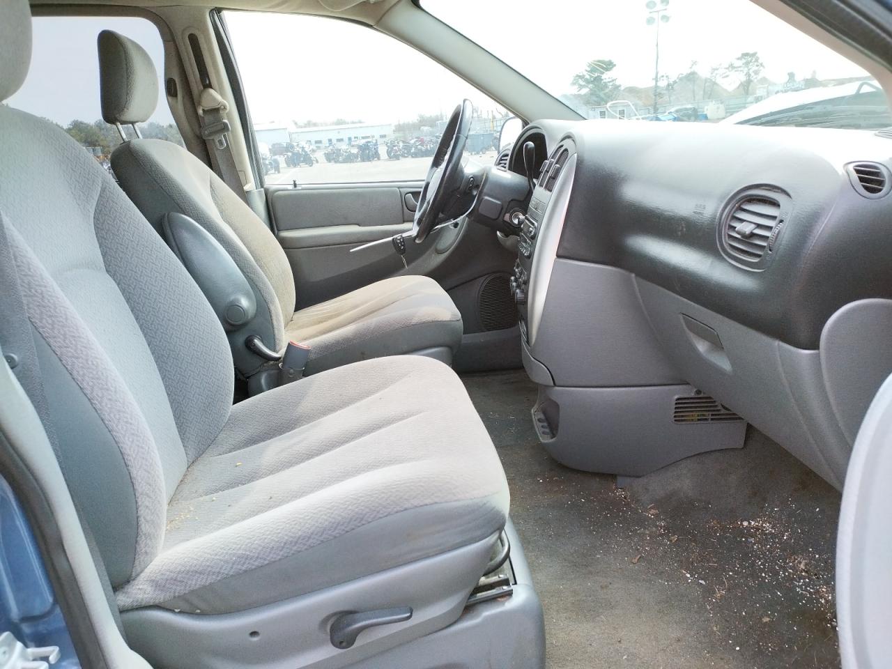 Photo 5 from auction – 2007 CHRYSLER TOWN & COU with VIN 2A4GP54L67R230096