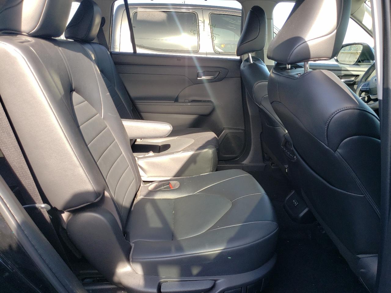 Photo 6 from auction – 2022 TOYOTA HIGHLANDER with VIN 5TDGZRAH9NS098964