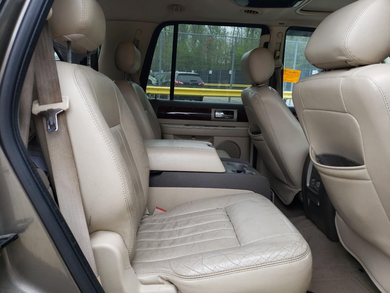 Photo 6 from auction – 2004 LINCOLN NAVIGATOR with VIN 5LMFU28R84LJ39044