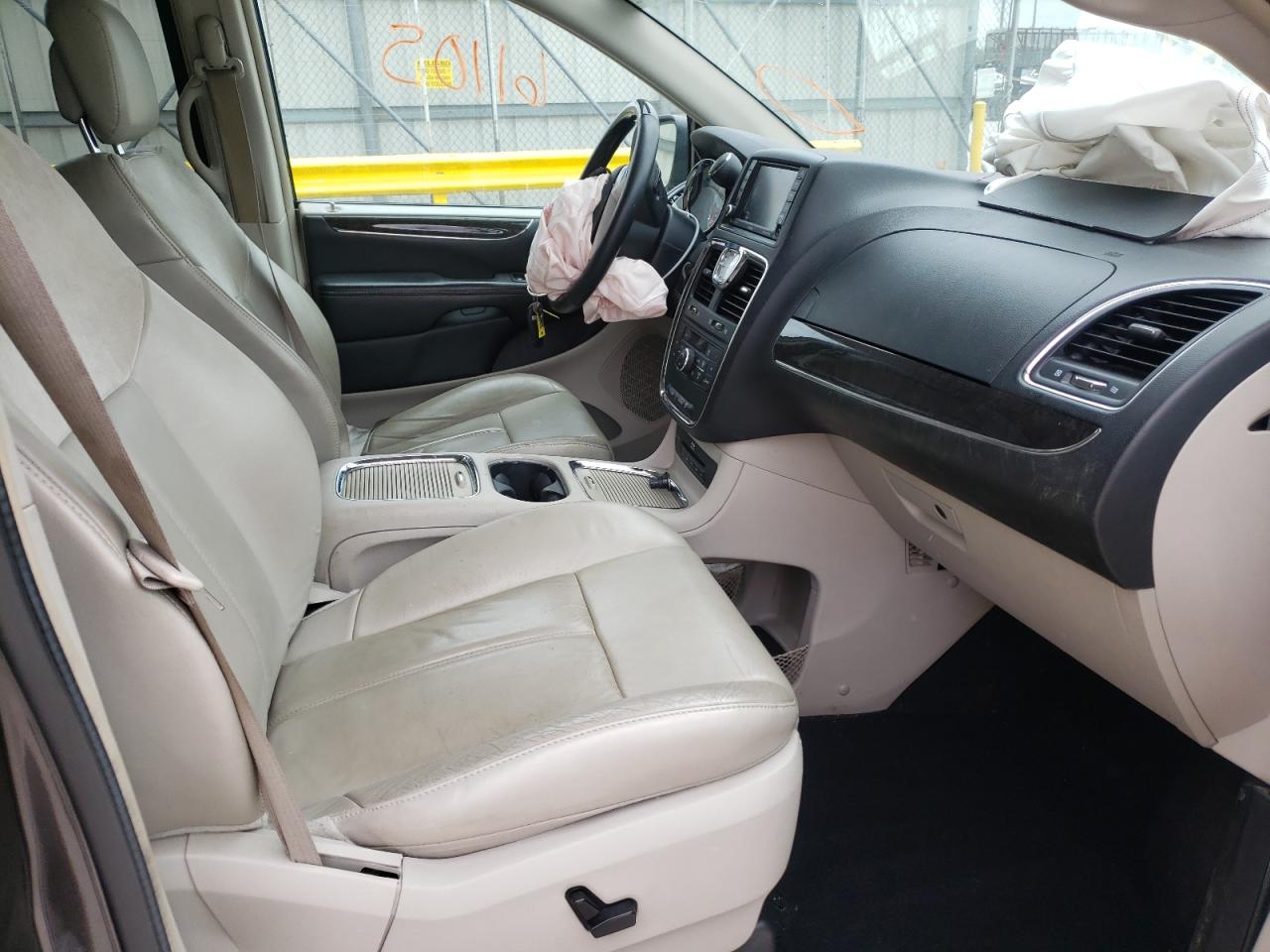 Photo 5 from auction – 2016 CHRYSLER TOWN & COU with VIN 2C4RC1GG1GR167331