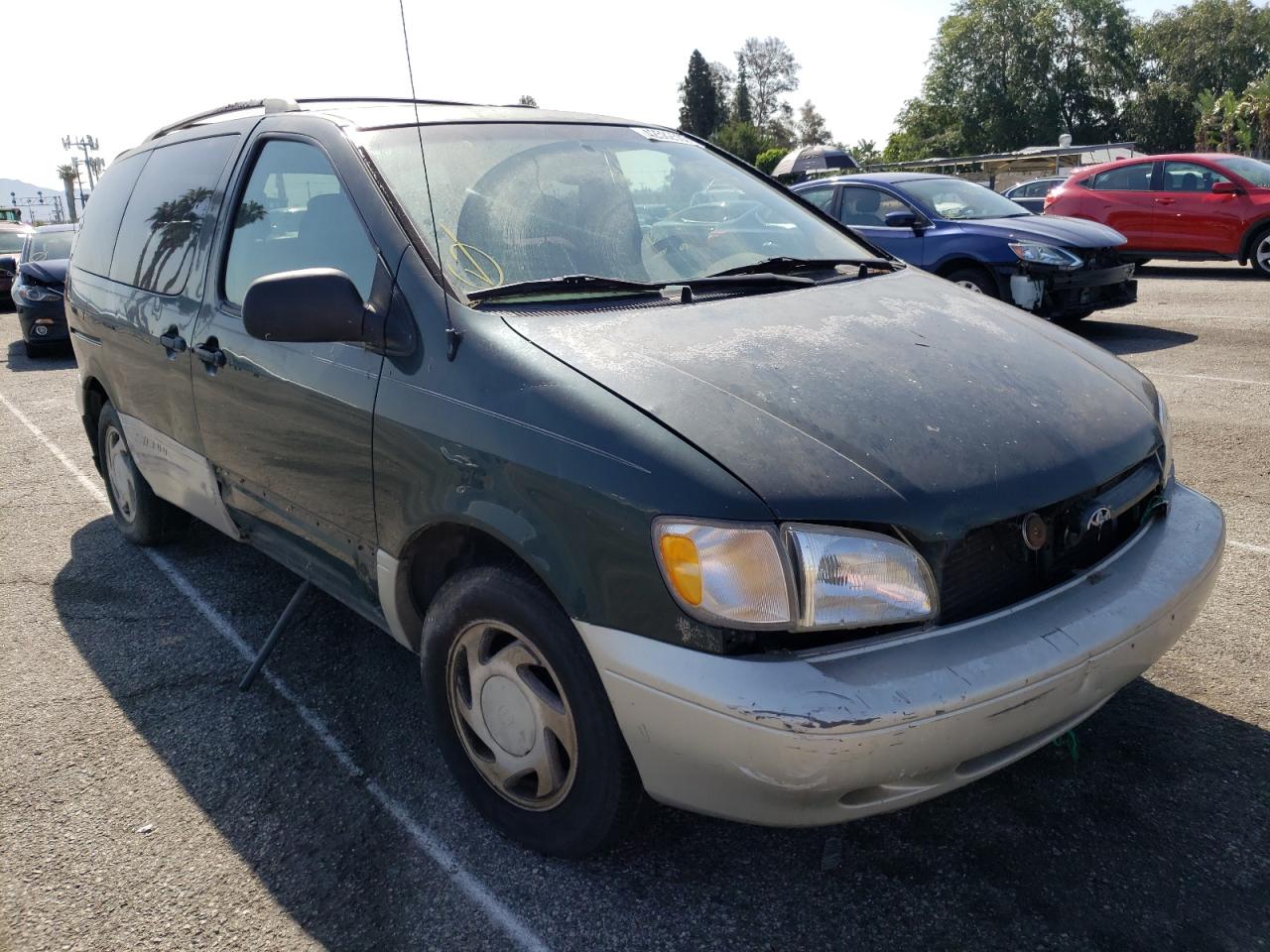 TOYOTA SIENNA LE 2000 with VIN 4T3ZF13C9YU244738 - Photo from auction