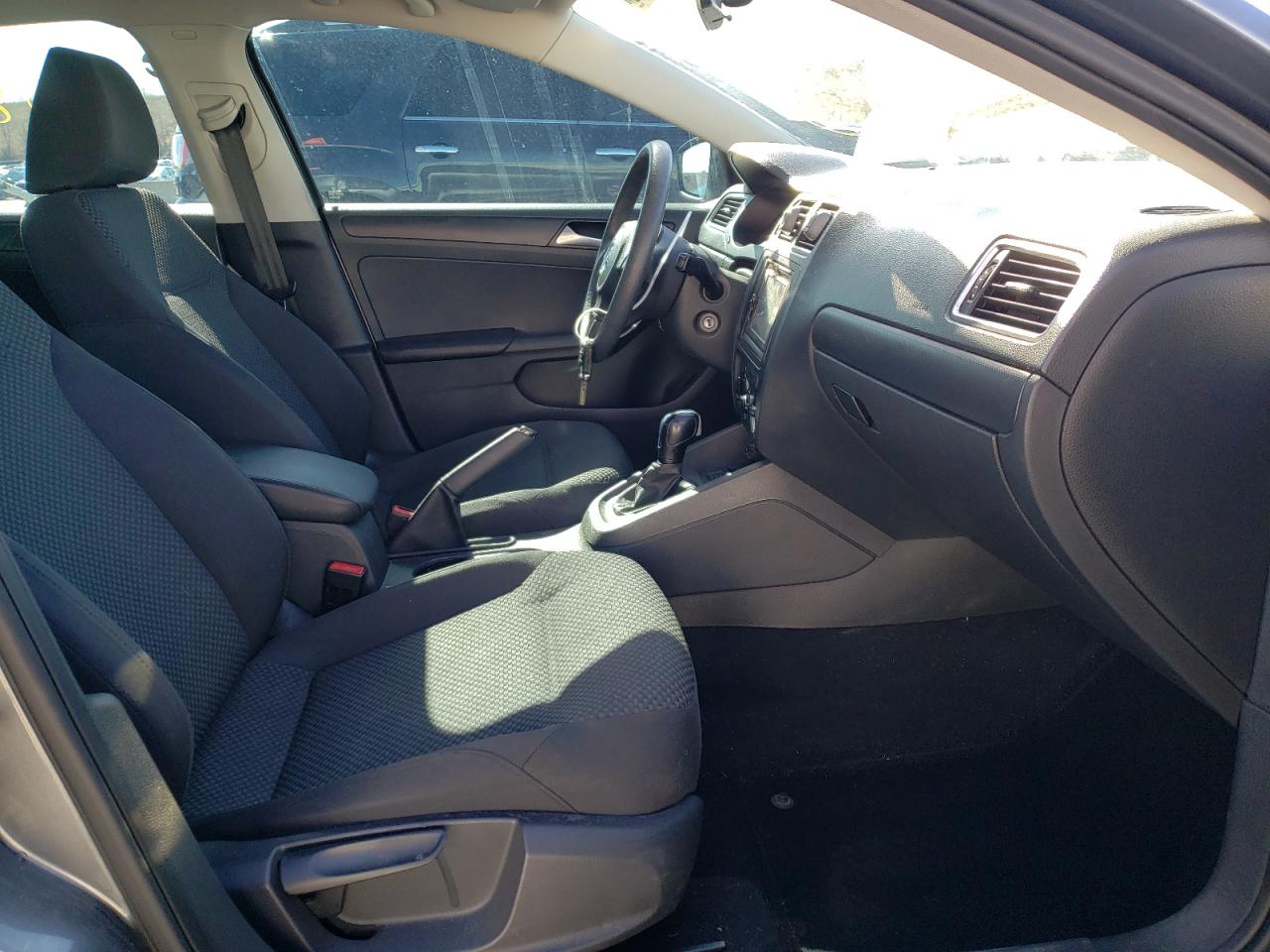Photo 5 from auction – 2014 VOLKSWAGEN JETTA BASE with VIN 3VW2K7AJ6EM221641