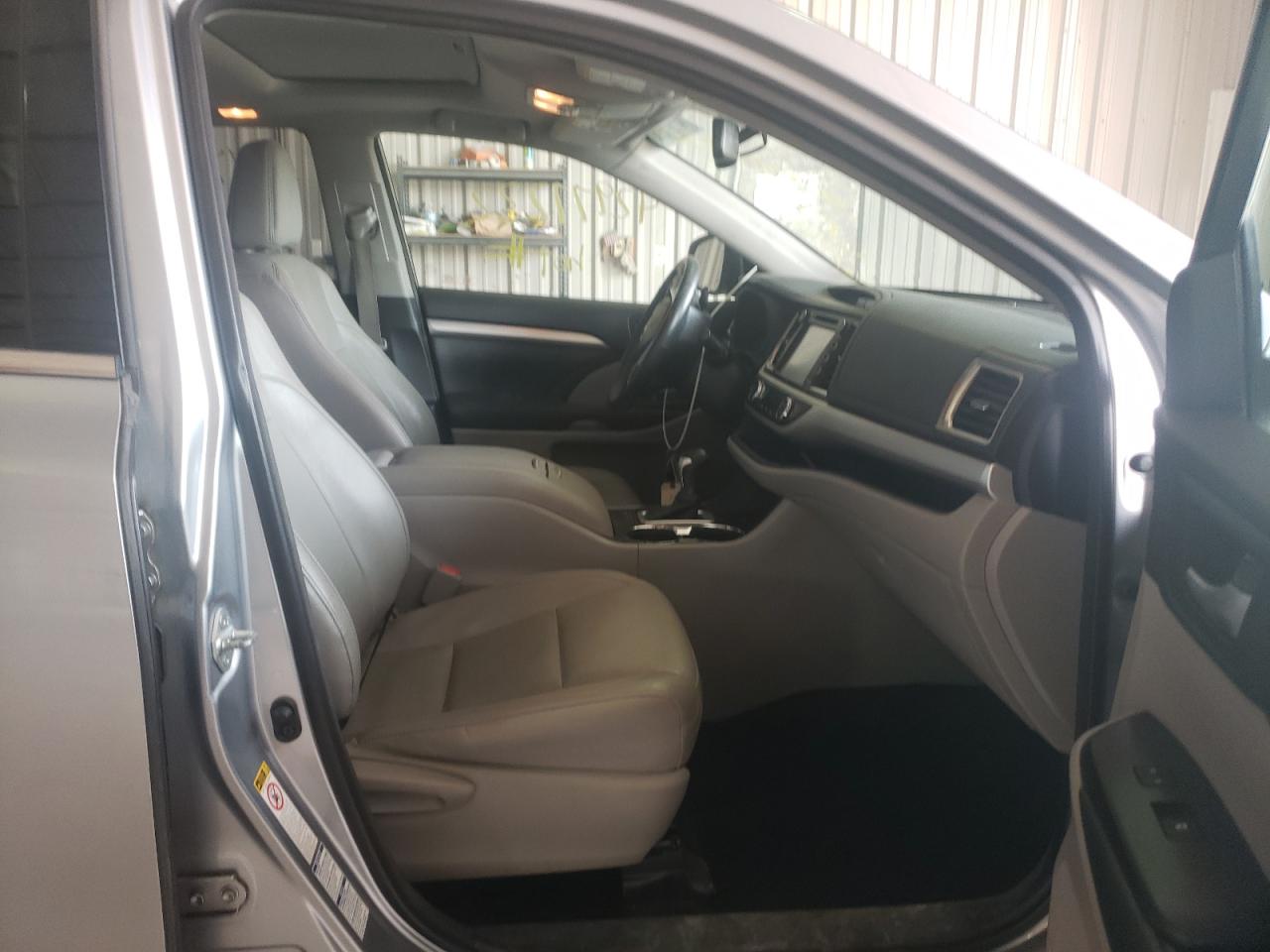 Photo 5 from auction – 2015 TOYOTA HIGHLANDER with VIN 5TDJKRFH1FS082231