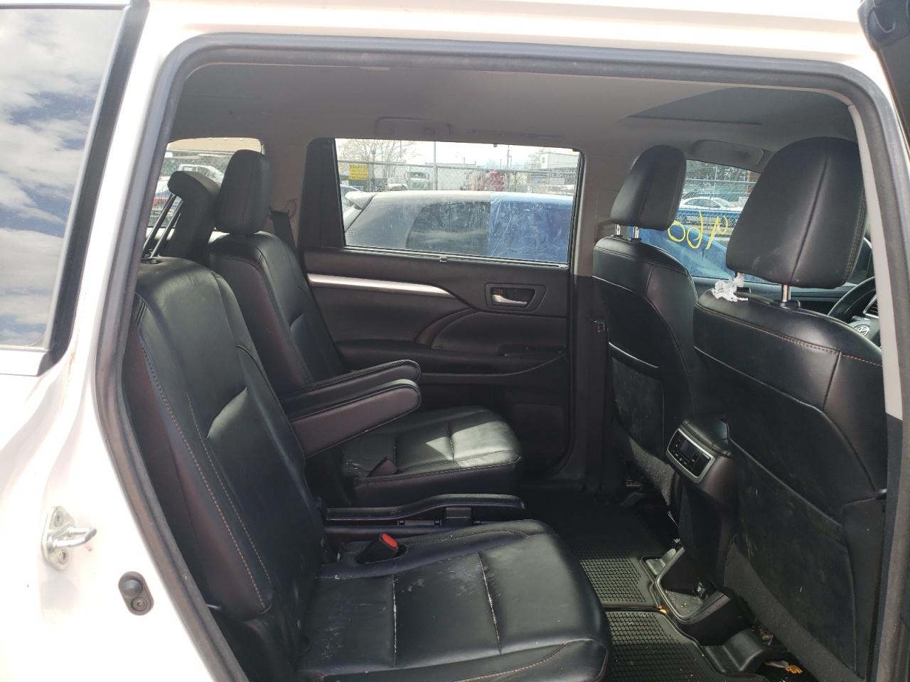 Photo 6 from auction – 2015 TOYOTA HIGHLANDER with VIN 5TDJKRFH4FS193419