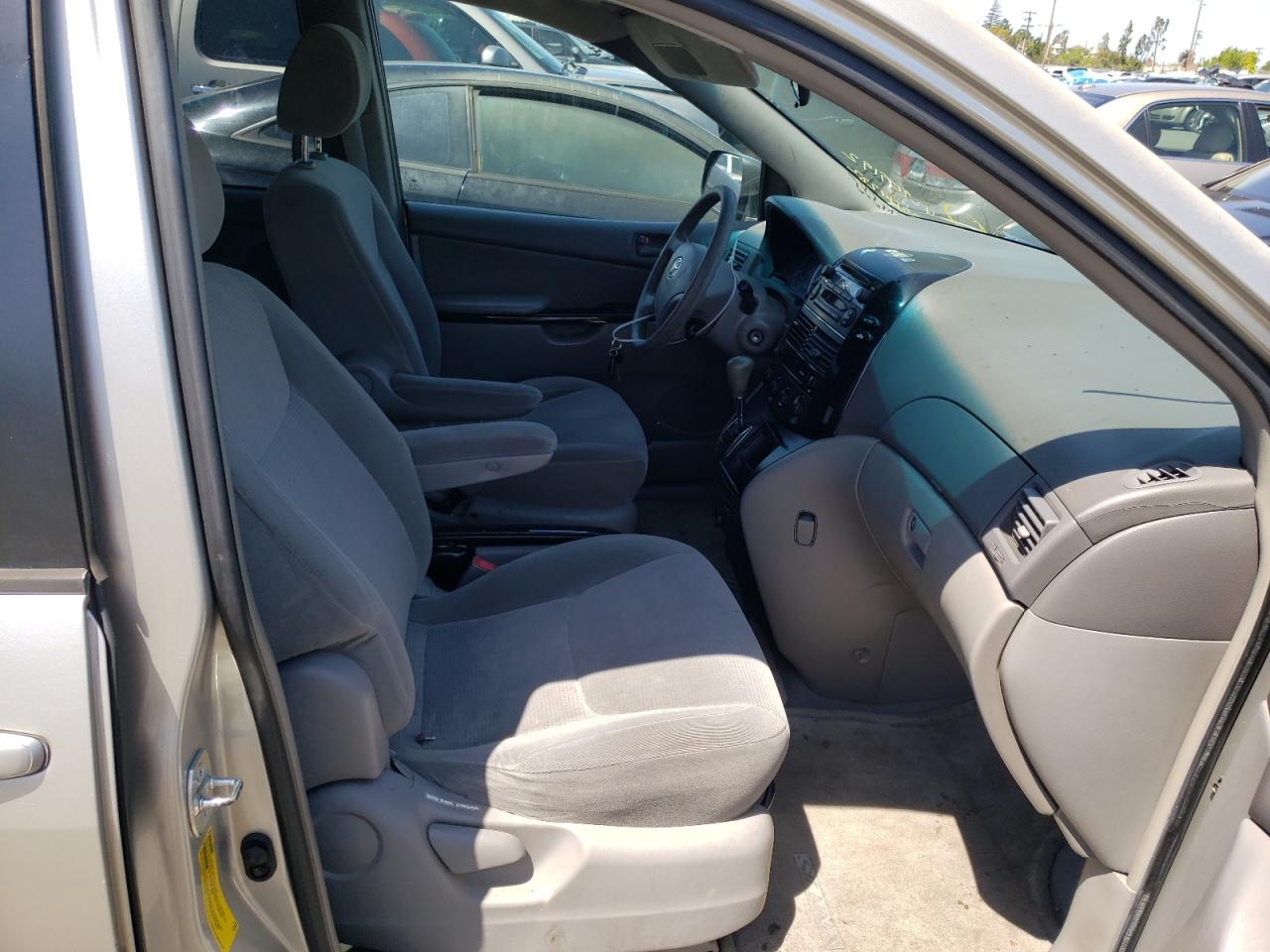 Photo 5 from auction – 2004 TOYOTA SIENNA CE with VIN 5TDZA23C44S185758