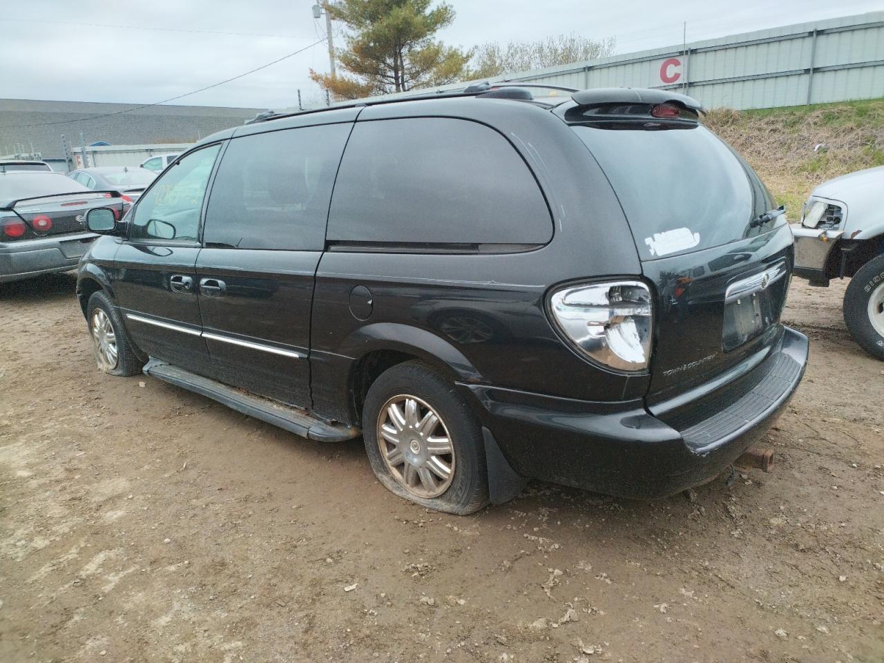 Photo 3 from auction – 2004 CHRYSLER TOWN & COU with VIN 2C8GT64L44R541561